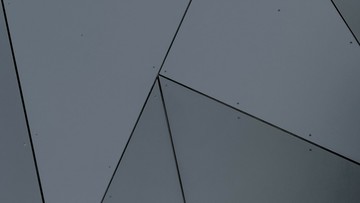 aluminiowa fasada w geometryczne wzory wykonana przez pracownię metaloplastyczną w Poznaniu